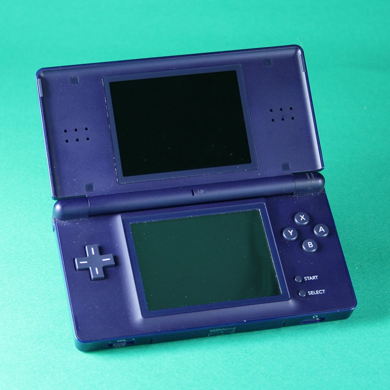 「ニンテンドーDS」（任天堂、2004年） ダブルスクリーン、タッチスクリーン、音声認識などの斬新な操作方法でゲーム人口の拡大に貢献した携帯型ゲーム機。2009年には世界累計１億台を突破。