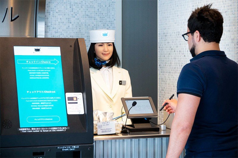 El reconocimiento de voz y los paneles táctiles hacen que el registro de entrada sea muy fluido.