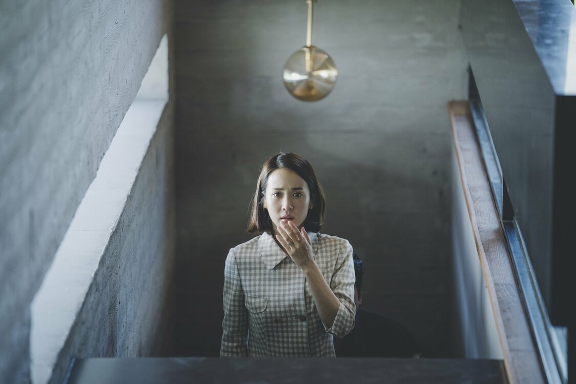 純真で人を信じやすいパク社長の美人妻ヨンギョ（チョ・ヨジョン）はある悩みを抱えていた...　©2019 CJ ENM CORPORATION, BARUNSON E&A ALL RIGHTS RESERVED