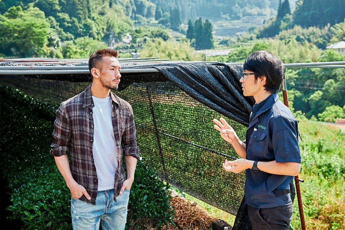茶葉農園の管理者（右）と歓談する中田氏（左）NIHONMONO提供