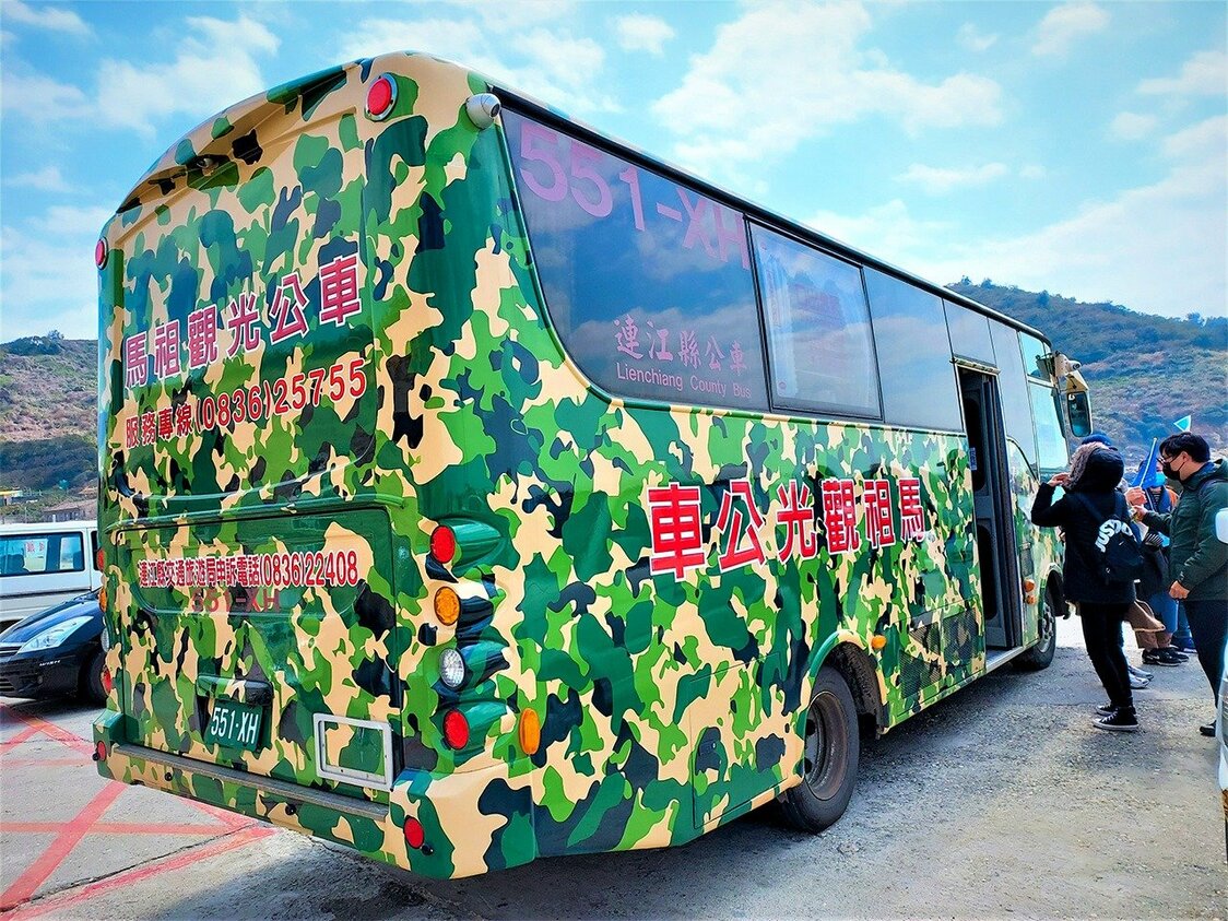 行駛在東莒島上的迷彩觀光巴士。
