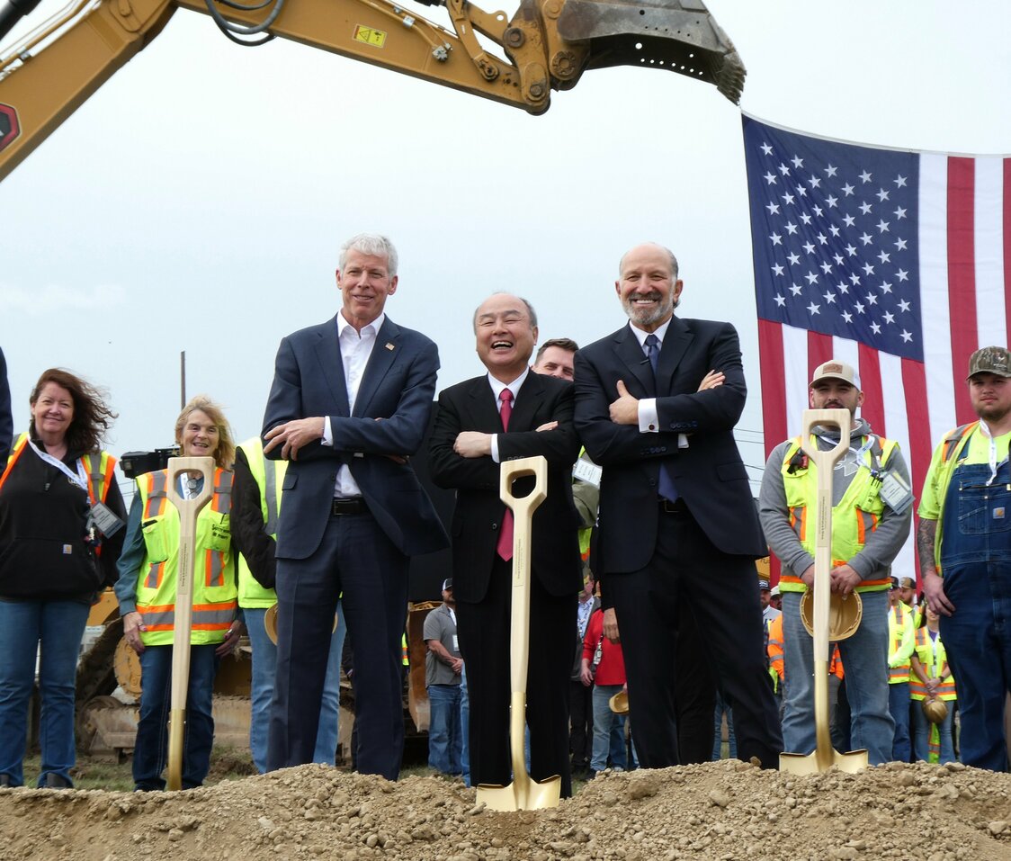 米中西部オハイオ州でのガス火力発電所建設事業の起工式に出席するソフトバンクグループの孫正義会長（前列中央）とラトニック米商務長官（前列右）（時事）