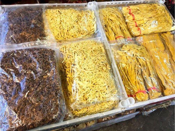 台湾のさまざまな乾燥タケノコ(何基特提供)