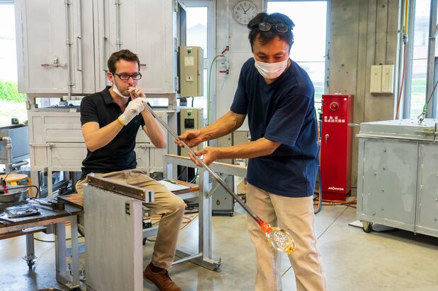 The glassblowing taster experience at Toyama Glass Studio. (Courtesy Toyama City Kankō Association)