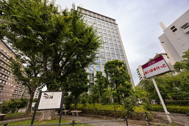 涩泽故居最初的所在地，现在已被涩泽仓库本店所在的涩泽City Place永代等建筑替代。永代路沿线的绿地上，还立有“涩泽荣一宅邸旧址”的指示牌