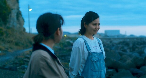 真奈は明け方の海を見ながら、祥栄の娘の羽純(新谷ゆづみ・右)に童歌を歌ってもらう ©2022 映画「やがて海へと届く」製作委員会