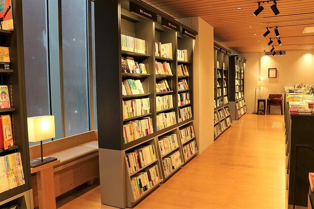 誠品書店ならではの柔らかなオレンジ色の照明と広い通路が、独特の雰囲気を醸し出す「文学回廊」(誠品生活日本橋提供)