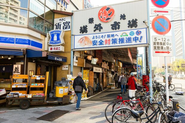 晴海路跟新大桥路的交叉点筑地4丁目。从交叉点沿着新大桥路,延续至筑地场外市场的西边“门迹路”