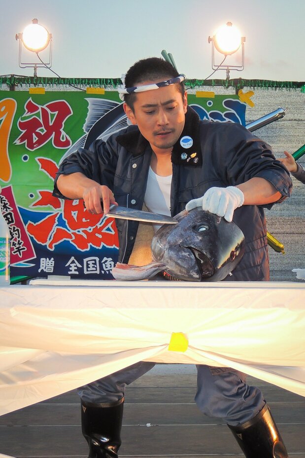 Cutting out a savory delicacy in a demonstration of tuna-carving at a musical event. Morita and his group have put on a similar performance at the famed Budōkan in Tokyo, Japan’s rock music mecca. (© Kawamoto Daigo)