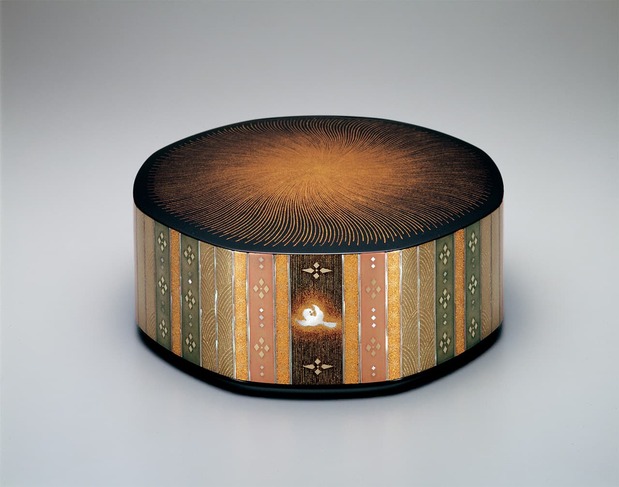 Saikō, caja octogonal con makie e incrustaciones de nácar, presentada en la 47 edición de la Nihon Dentō Kōgeiten (Exposición de Artesanía Tradicional de Japón). (Fotografía Cortesía de la Asociación de Kōgei de Japón)