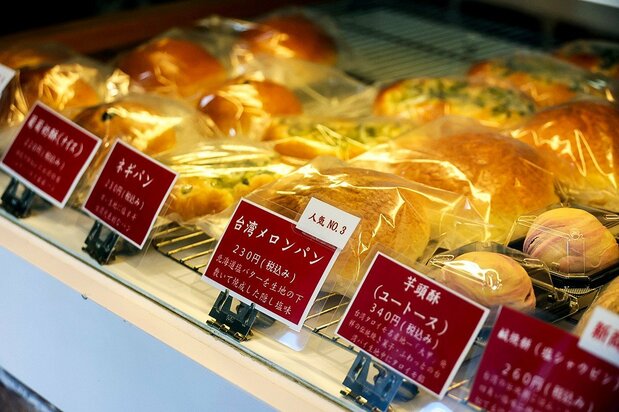 「阿美(アメイ)パン」の店頭に並ぶ台湾風パン。