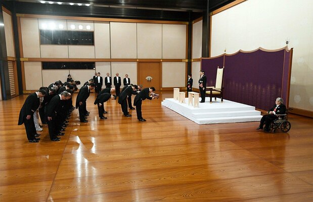 安倍晋三首相らが出席して行われた新天皇陛下の「剣璽等承継の儀」＝2019年5月1日、皇居・宮殿「松の間」（時事）