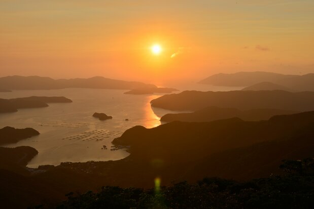 大岛海峡的夕阳美景。太阳在加计吕麻岛方向落下（图片：PIXTA）