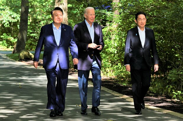 (左起)韩国总统尹锡悦、美国总统拜登、日本首相岸田文雄在美国华盛顿近郊的戴维营聚首(路透社)