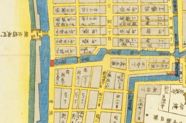尾張屋版『江戸切絵図』(国会図書館蔵、1849年刊)の「日本橋南之図」を、北を上にして京橋周辺を切り抜いた。左を南北に流れる川が外堀で、中央から分岐して東へ向かうのが京橋川。広重は朱色に塗った比丘尼橋の右上の地点から、下(南)方向を見てこの絵を描いた