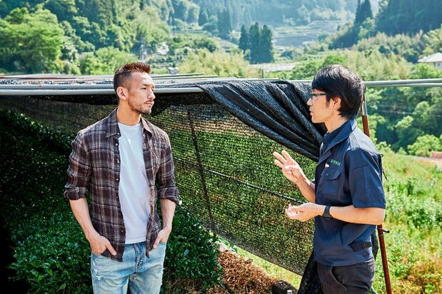 A tea farm manager, at right, discusses his crop with Nakata. (© Nihonmono)