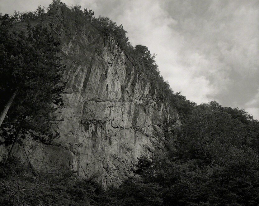 El gigantesco acantilado de roca se alza imponente. Fotografía: Ōsaka Hiroshi.