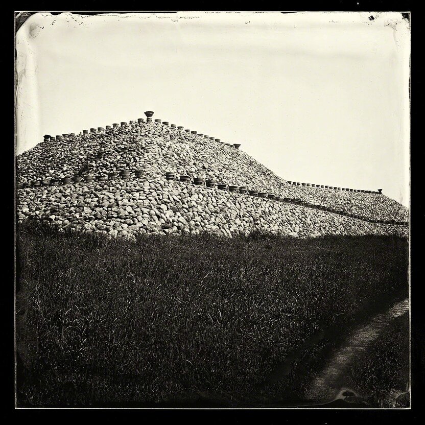 Un gigantesque tumulus funéraire datant de la fin du Ve siècle surplombe le lac Shinji.