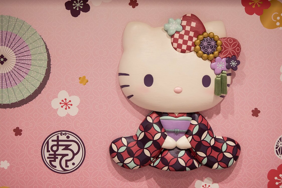 戴着可爱发饰的摩登女郎凯蒂猫。平假名的LOGO也很罕见