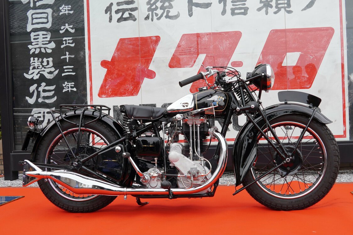 1949年に目黒製作所の疎開先である栃木県・烏山工場で製造された「メグロ号 Z型」。同社が37年に初めて発売した市販完成車「Z97型」を原型とし、498ccの空冷単気筒エンジンを搭載する＝2025年11月2日、メグロ・キャノンボール那須烏山（筆者撮影）