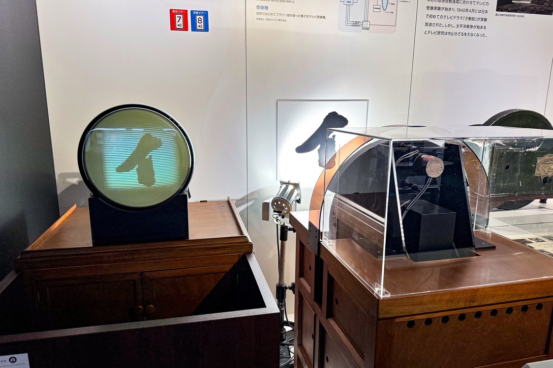 高柳健次郎在1926年实验中使用的装置的复原模型。使用尼普科夫圆盘的机械式摄像机（右）扫描的文字，显示在阴极射线管接收端上（NHK广播博物馆藏）