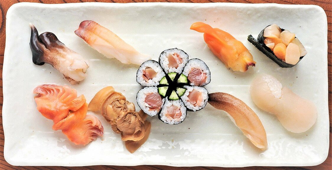かつて東京湾で豊富に採れた貝類で握ってもらった。中央がひもきゅう（赤貝のヒモとキュウリ）、左上から時計回りに鳥貝、本ミル貝、青柳（バカガイ）、小柱、平貝、白ミル貝、煮蛤（ハマグリ）、赤貝。ここにないホタテ、ホッキ、ツブ貝などは鮨ネタとしては新参者