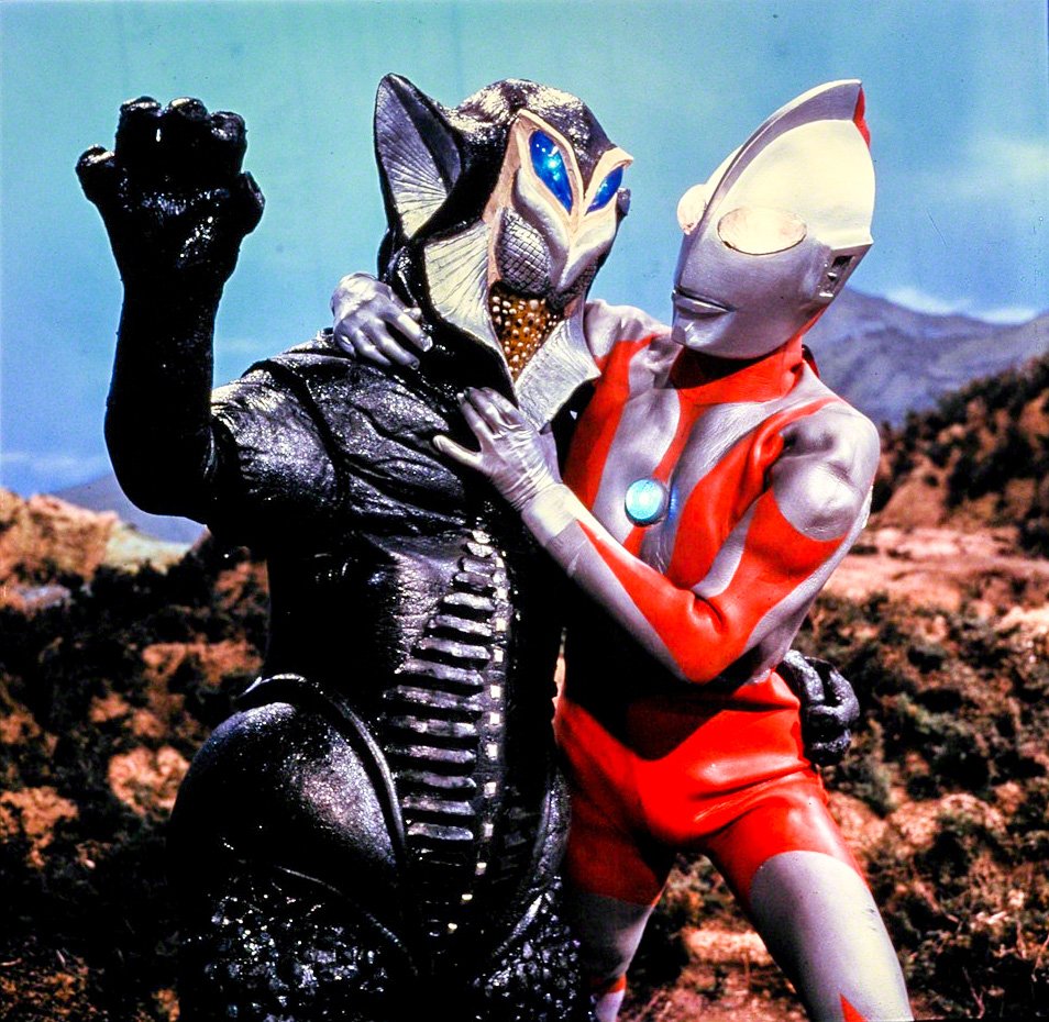 『ウルトラマン』第33話「禁じられた言葉」に登場したメフィラス星人と戦うウルトラマンⒸ円谷プロ