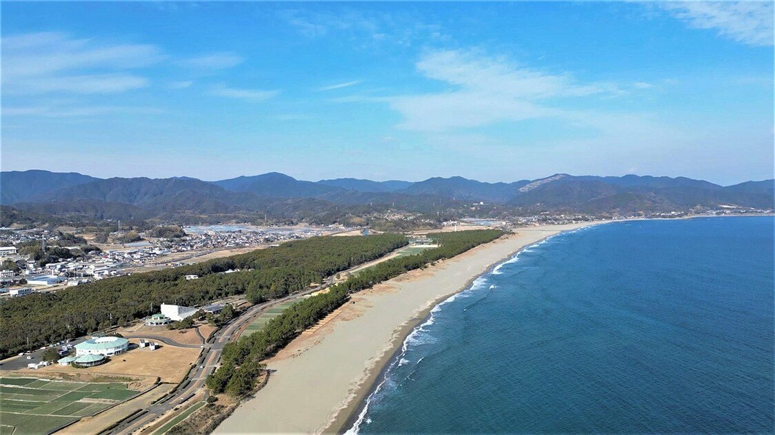 自然護岸でもある黒潮町の入野の浜。缶詰製作所の友永は「この風景は地元の人々の暮らしに根付いている」と話す（黒潮町提供）