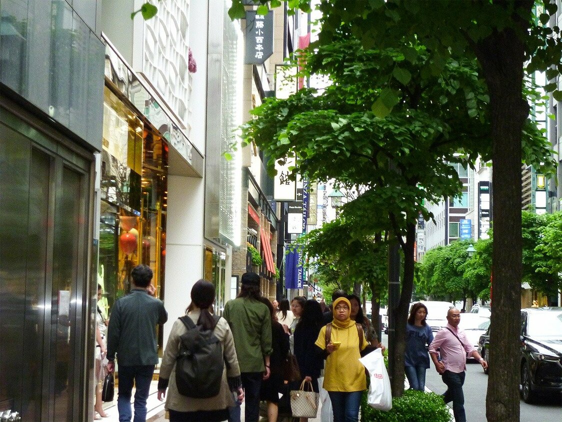 外国人を含め、多くの人でにぎわう銀座の並木通り。この通りの先にドイツ酒場「ラインゴールド」があった。