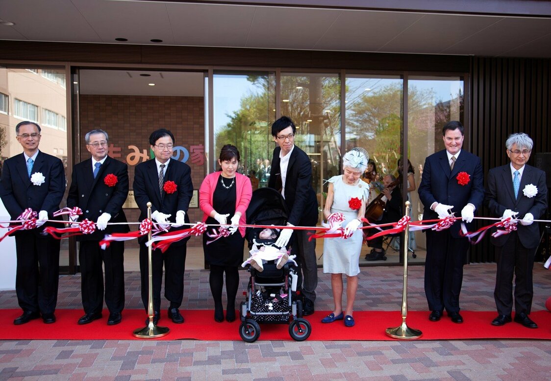 Founder Kidani Masayo (third from right) and managing organization NCCHD Chief Executive Officer Igarashi Takashi (far left) at the ribbon-cutting ceremony for the opening of the newly built Momiji House in 2016. (Photo courtesy of KidsFam Foundation)