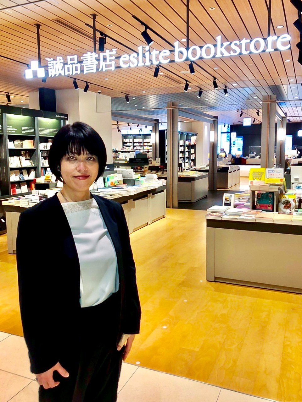 誠品生活日本橋は、有隣堂の協力のもと運営されている。写真は有隣堂の経営企画本部・事業戦略部ブランド事業課の伊藤博美課長（誠品生活日本橋提供）