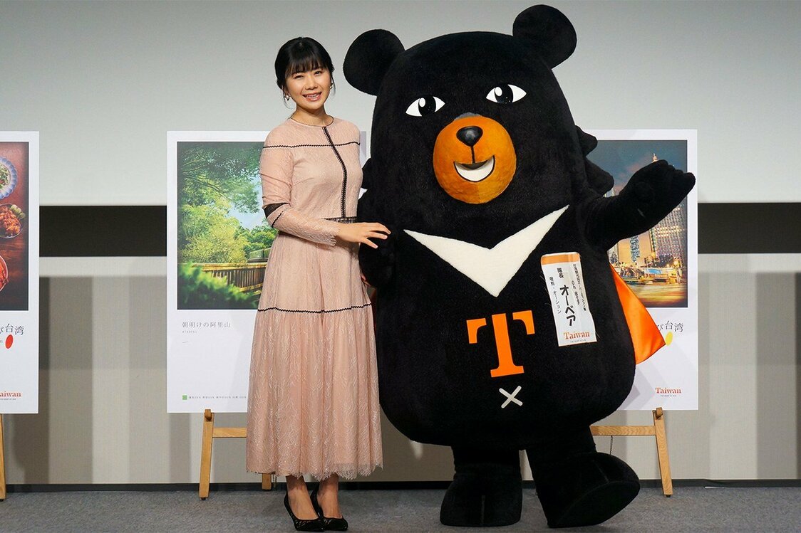 タピオカミルクティーを意識したコーディネートで、台湾観光局のマスコットキャラクターOh! Bear（オーベア）と並ぶ福原愛さん（高橋郁文撮影）