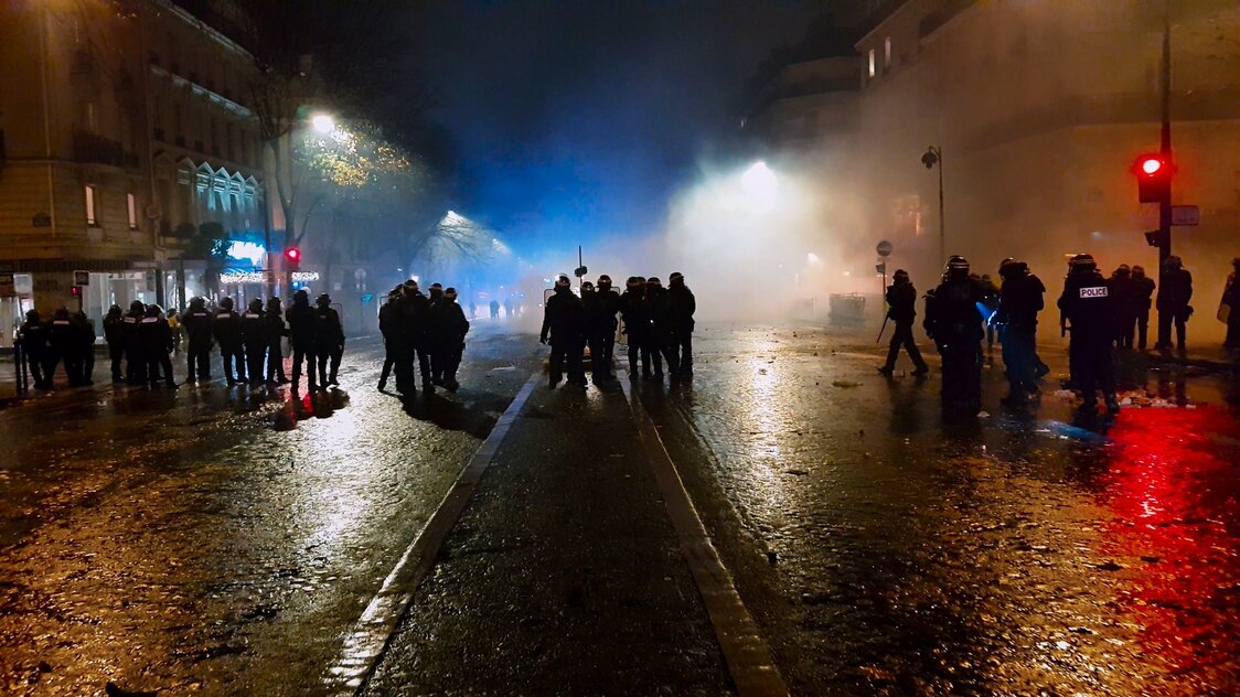白煙が青い照明と赤信号で照らされ三色旗のようだ。だがフランス共和国が掲げる「自由・友愛・平等」はいずこ？ 　© Le Bureau - Jour2Fête – 2020