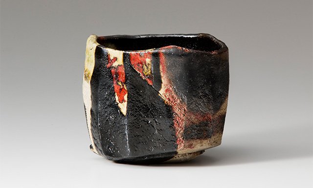 La pieza llamada Yōkoku, de la línea de cerámicas negras cocidas al estilo yakinuki, obra de 1989 de Kichizaemon, de la decimoquinta generación de la casa Raku. Colección particular. El cuerpo de la vasija ha recibido varios cortes a espátula. Su forma dista de la de las piezas creadas por el fundador de la casa, Chōjirō, pero la pieza ha heredado su mismo pensamiento radical.