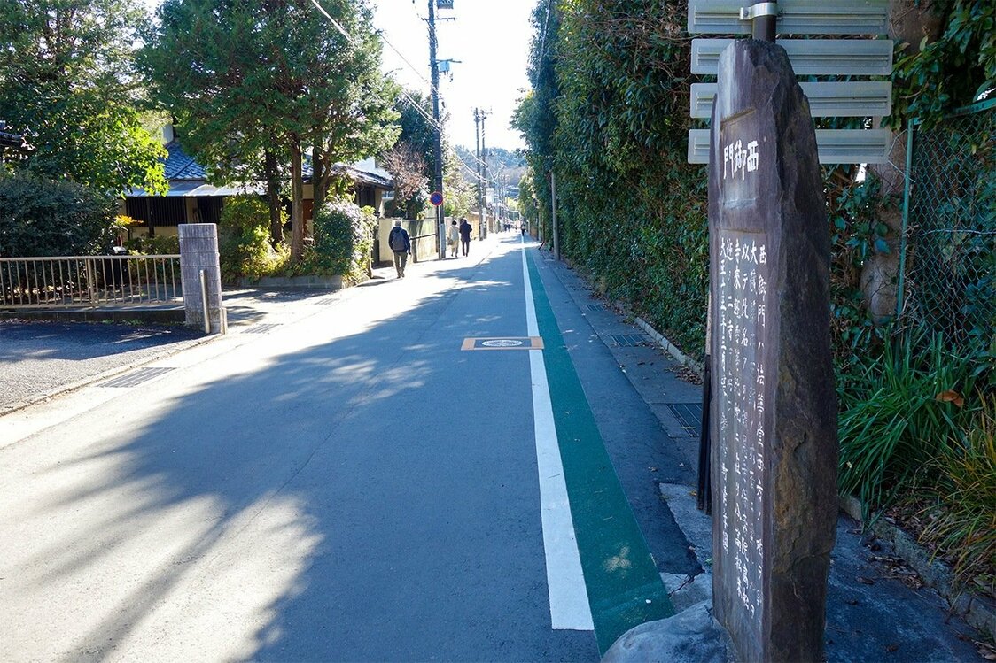 手前の西御門石碑から突き当りの金沢街道辺りまでが大倉幕府敷地の一辺とみられる（筆者撮影）