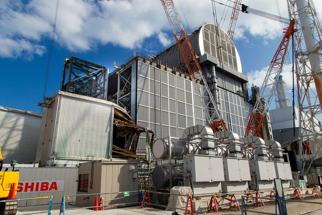 3号機の上にはドーム型のカバーが設置されている