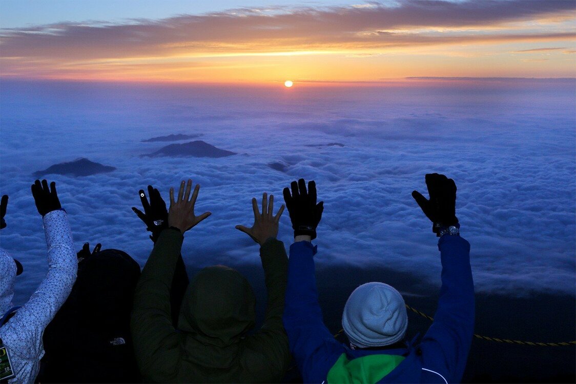 登山者迎来开山日，登顶仰望壮丽的日出景象。7月1日，富士山山顶（图片：时事社）