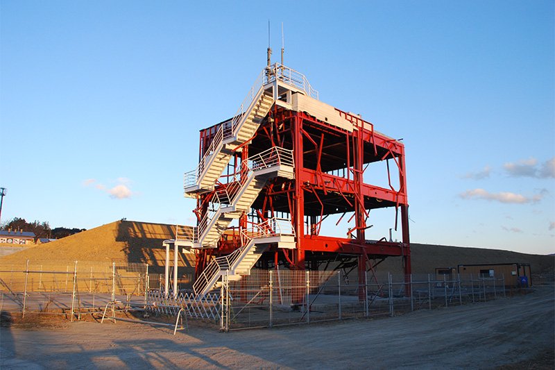L’ossature brisée et renforcée du bâtiment de la mairie où de nombreux habitants ont perdu la vie lors du tsunami de mars 2011. La zone qui l’entoure change rapidement, mais cette structure reste en place pour rappeler ce qui s’est passé.