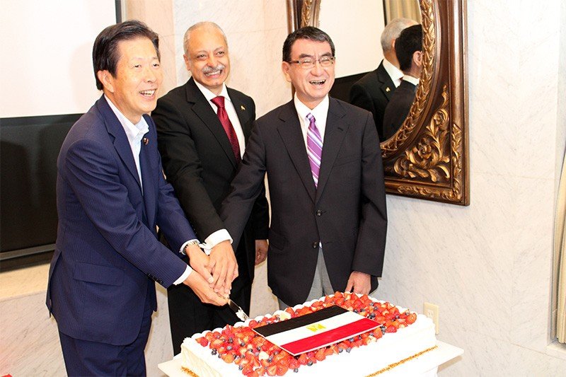7月2日に大使館で開催されたナショナルデー・レセプションで、河野太郎外相、山口那津男公明党代表と（モハマド・ハッサン撮影）