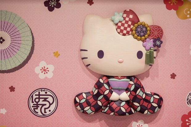 戴着可爱发饰的摩登女郎凯蒂猫。平假名的LOGO也很罕见