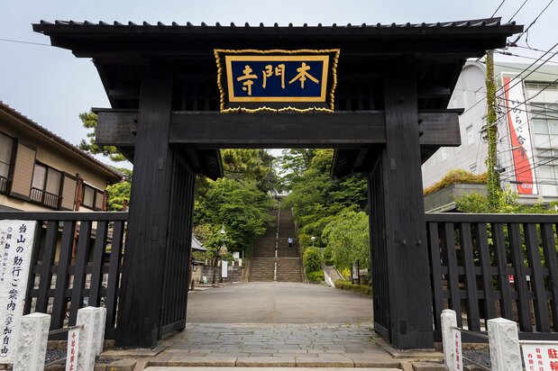 元禄(げんろく)時代(1688-1709)頃に建立されたという総門。光悦の文字は、それよりも古い1627(寛永4)年に書かれたもの