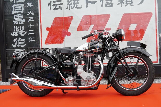 1949年に目黒製作所の疎開先である栃木県・烏山工場で製造された「メグロ号 Z型」。同社が37年に初めて発売した市販完成車「Z97型」を原型とし、498ccの空冷単気筒エンジンを搭載する=2025年11月2日、メグロ・キャノンボール那須烏山(筆者撮影)