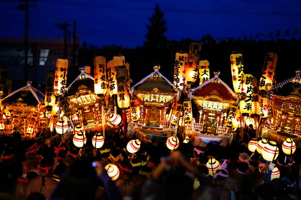 A stunning display of lanterns fills the night sky. (© Haga Library)