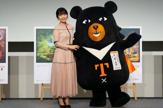 タピオカミルクティーを意識したコーディネートで、台湾観光局のマスコットキャラクターOh! Bear(オーベア)と並ぶ福原愛さん(高橋郁文撮影)