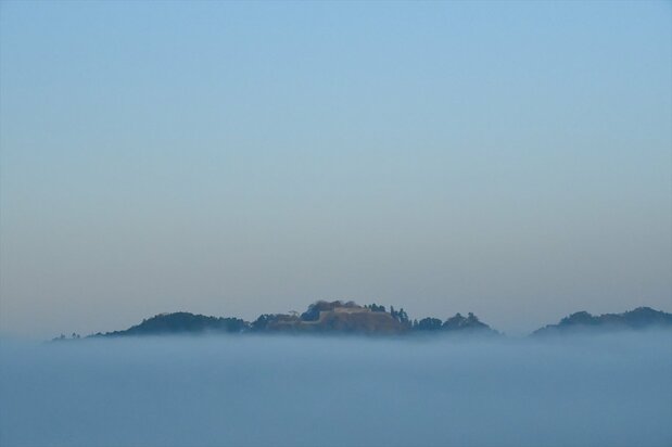 Las ruinas del castillo de Tsuwano envueltas en un mar de nubes. (PIXTA)