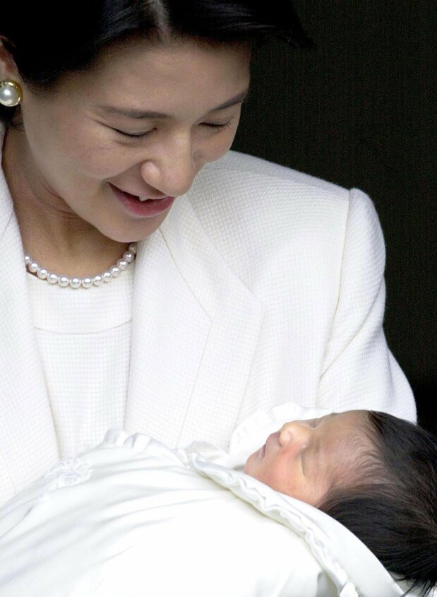 La princesse héritière Masako, portant sa fille Aiko dans les bras à la sortie de l'hôpital impérial, le 8 décembre 2011 à Tokyo (Reuters)