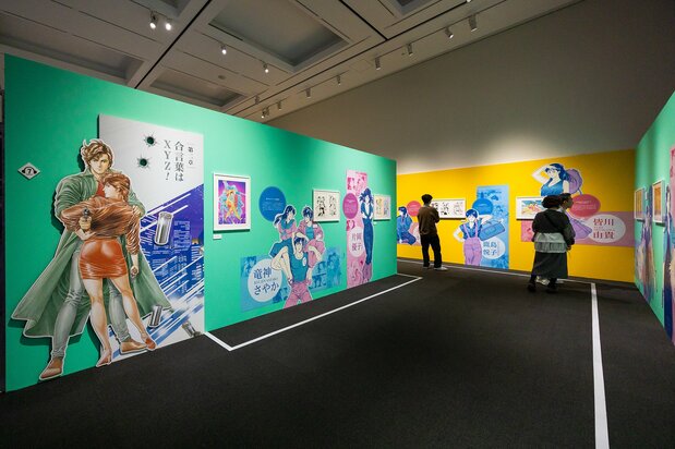 Una exposición colorida y tridimensional.