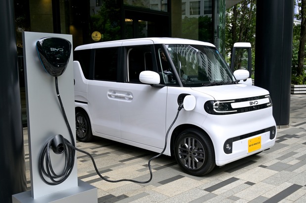 中国のBYDが日本で発売したEV軽自動車「RACCO(ラッコ)」(時事)