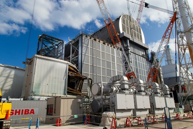 3号機の上にはドーム型のカバーが設置されている
