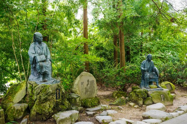 芭蕉与云游奥州小道的同行人兼门生河合曾良(1649-1710年)的塑像 图片提供:山形县观光物产协会